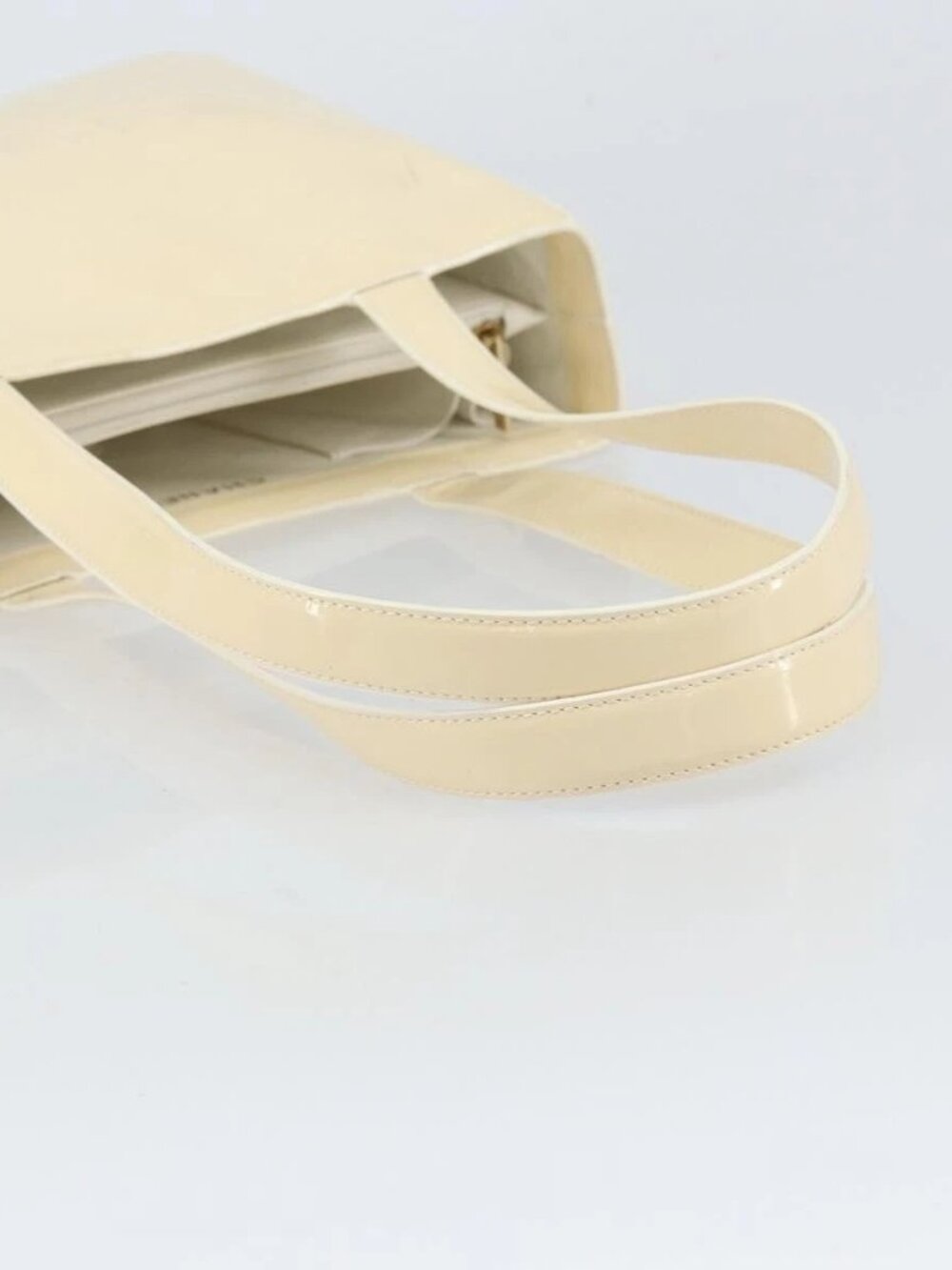 CHANEL Tote Bag Patent leather Beige Gold CC - Picture 8 of 16